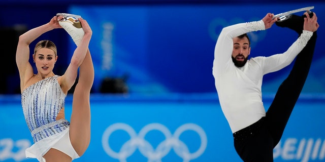 Die Amerikaner Ashley Kane Greibel und Timothy Leduc aus den Vereinigten Staaten treten im Kurzprogramm-Duo während des Eiskunstlaufwettbewerbs bei den Olympischen Winterspielen 2022 am 18. Februar 2022 in Peking an.