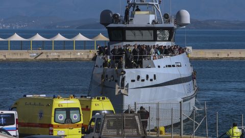 Das italienische Zollkontrollschiff Monte Speroni ist mit Passagieren, die von einer Fähre evakuiert wurden, in Korfu eingetroffen.