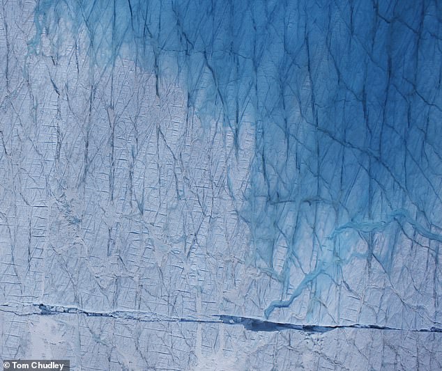 Aber viele dieser Seen entleeren sich schnell auf den Grund und fallen durch die Risse und großen Brüche, die sich im Eis bilden (im Bild).