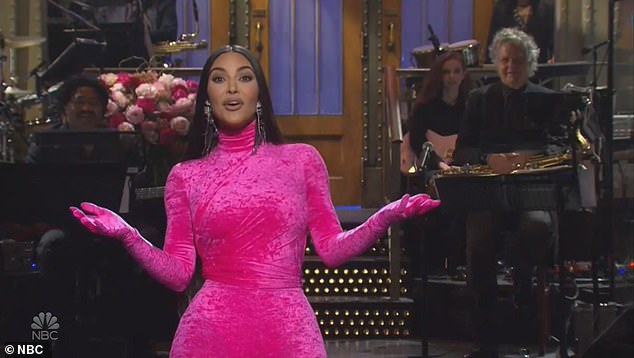 Der 44-jährige West verspottete auch seine entfremdete Frau Kim Kardashian, indem er einen Teil ihres Saturday Night Live-Monologs (im Bild) zeigte, in dem sie ihn lobte und ihn als beschrieb 