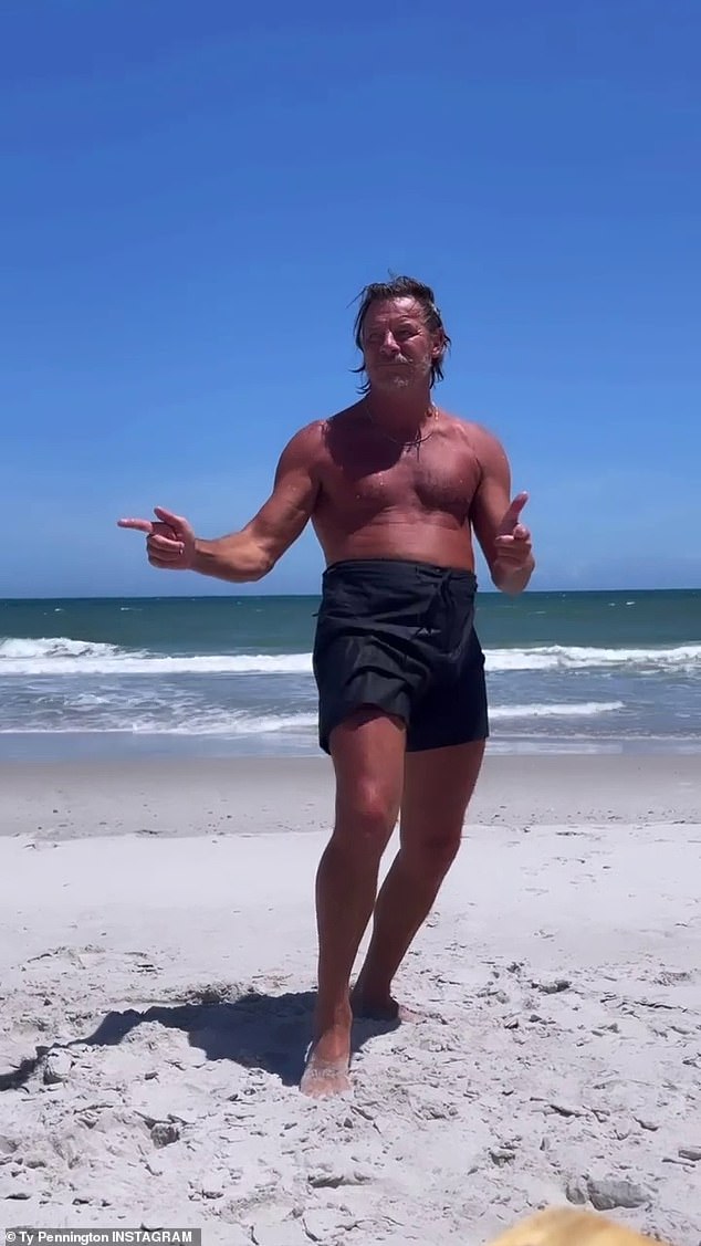 Schüttle es!  Das Video, auf das sich Bennington bezog, wurde letzten Monat gepostet und zeigte ihn, wie er ohne Hemd am Strand tanzte, mit seiner Badehose hoch bis zu seiner Taille.