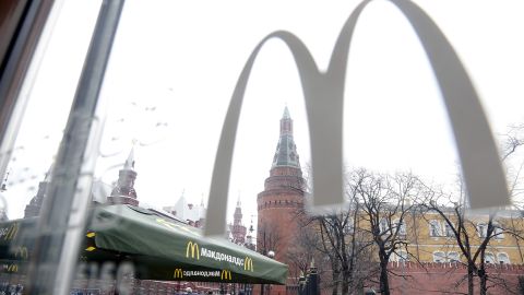 Menschen gehen im April 2014 vor einem McDonald's-Restaurant am Manzhnaya-Platz in Moskau, Russland.