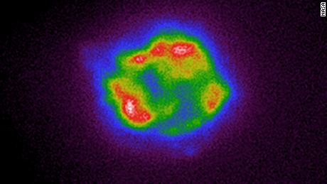 Dieses IXPE-Bild bestimmt die Intensität der Röntgenstrahlen von Cassiopeia A. Die Farben, darunter kühles Violett, Blau, Rot und Weiß, entsprechen der erhöhten Helligkeit der Röntgenstrahlen. 