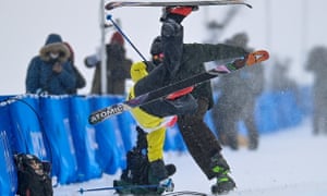 Der Finne Jon Salinen kollidierte in seiner ersten Qualifikationsrunde für die Freestyle Ski Half mit einem Kameramann.
