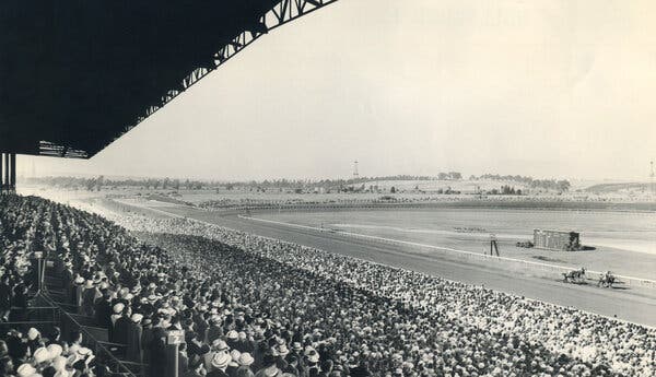 1939 versammelten sich etwa 45.000 Menschen, um den Gold Cup im Hollywood Park zu sehen.
