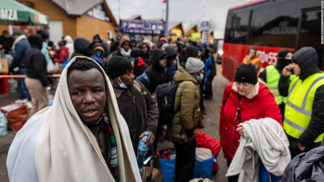 Ausländische Studenten, die aus der Ukraine fliehen, sagen, sie seien an der Grenze mit Rassismus konfrontiert