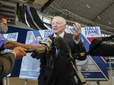 Jerry Jones, Besitzer der Dallas Cowboys, spricht mit den Medien, nachdem die Cotton Bowl Hall of Fame...