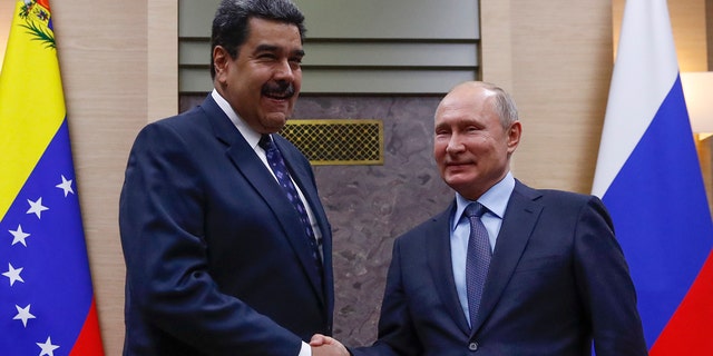 Der russische Präsident Wladimir Putin schüttelt seinem venezolanischen Amtskollegen Nicolas Maduro die Hand