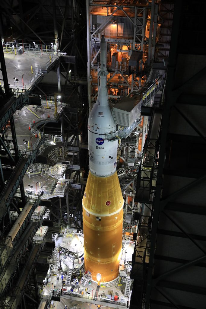 VAB Artemis I Space Launch System-Rakete und Orion-Raumschiff