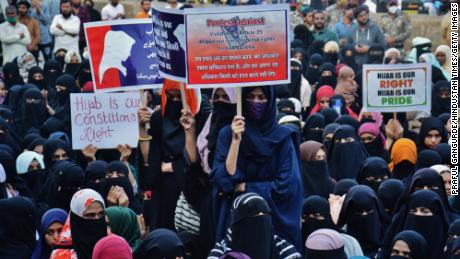 Hijab-Proteste breiteten sich in Indien aus, als Mädchen sich weigerten, ihnen zu sagen, was sie nicht anziehen sollten