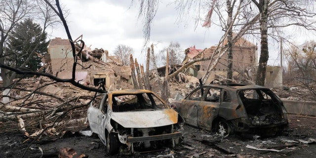 Zertrümmerte Autos nach einem nächtlichen Luftangriff auf das Dorf Bushev, 40 Kilometer westlich von Kiew, Ukraine, Freitag, 4. März 2022.