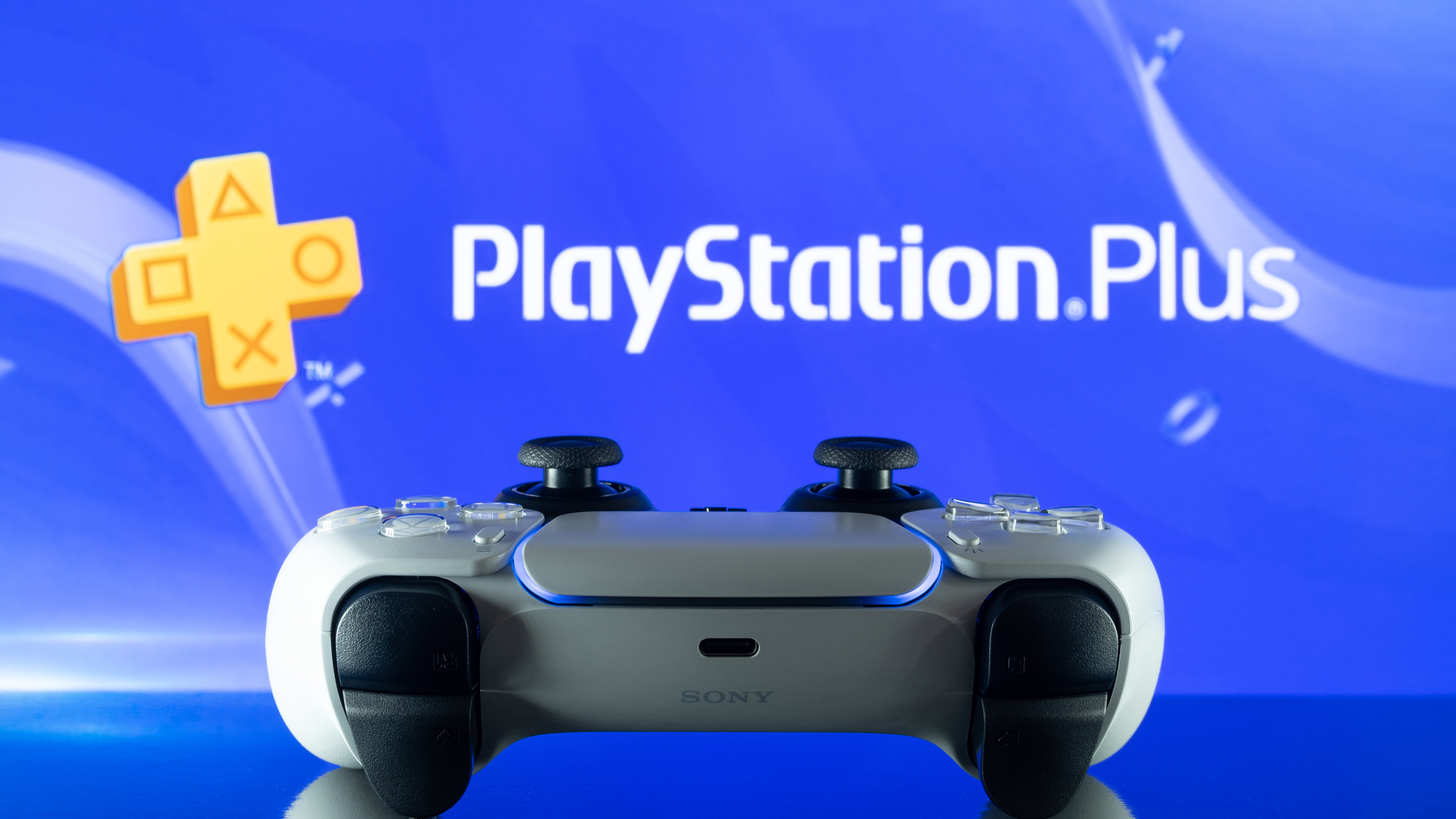 DualSense PS5-Controller vor dem PlayStation Plus-Logo