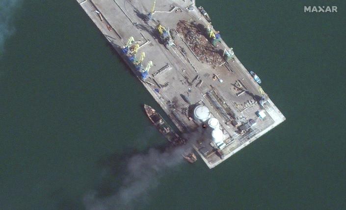 Satellitenbilder zeigen ein russisches Amphibienkriegsschiff in Flammen im Hafen von Berdjansk, nachdem es in Match 24 von ukrainischen Streitkräften getroffen wurde.