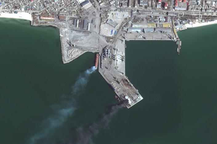 Satellitenbilder zeigen ein russisches amphibisches Kriegsschiff in Flammen im Hafen von Berdyansk (unten), nachdem es in Match 24 von ukrainischen Streitkräften angegriffen wurde.
