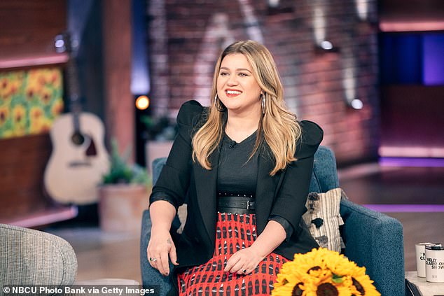 Moderator: Kelly moderiert seit 2019 ihre Talkshow The Kelly Clarkson Show und wird Anfang dieses Jahres während der Show der dritten Staffel ausgestrahlt.