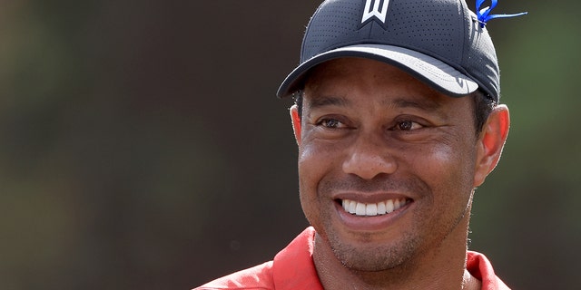 Tiger Woods lächelt am 12. Loch während der letzten Runde der PNC-Meisterschaft im Ritz-Carlton Grand Lakes Golf Club am 19. Dezember 2021 in Orlando, Florida.
