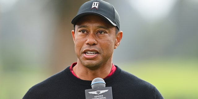 Der Gastgeber der Meisterschaft, Tiger Woods, spricht nach dem Genesis Invitational am 20. Februar 2022 im Riviera Country Club in Pacific Palisades, Kalifornien.