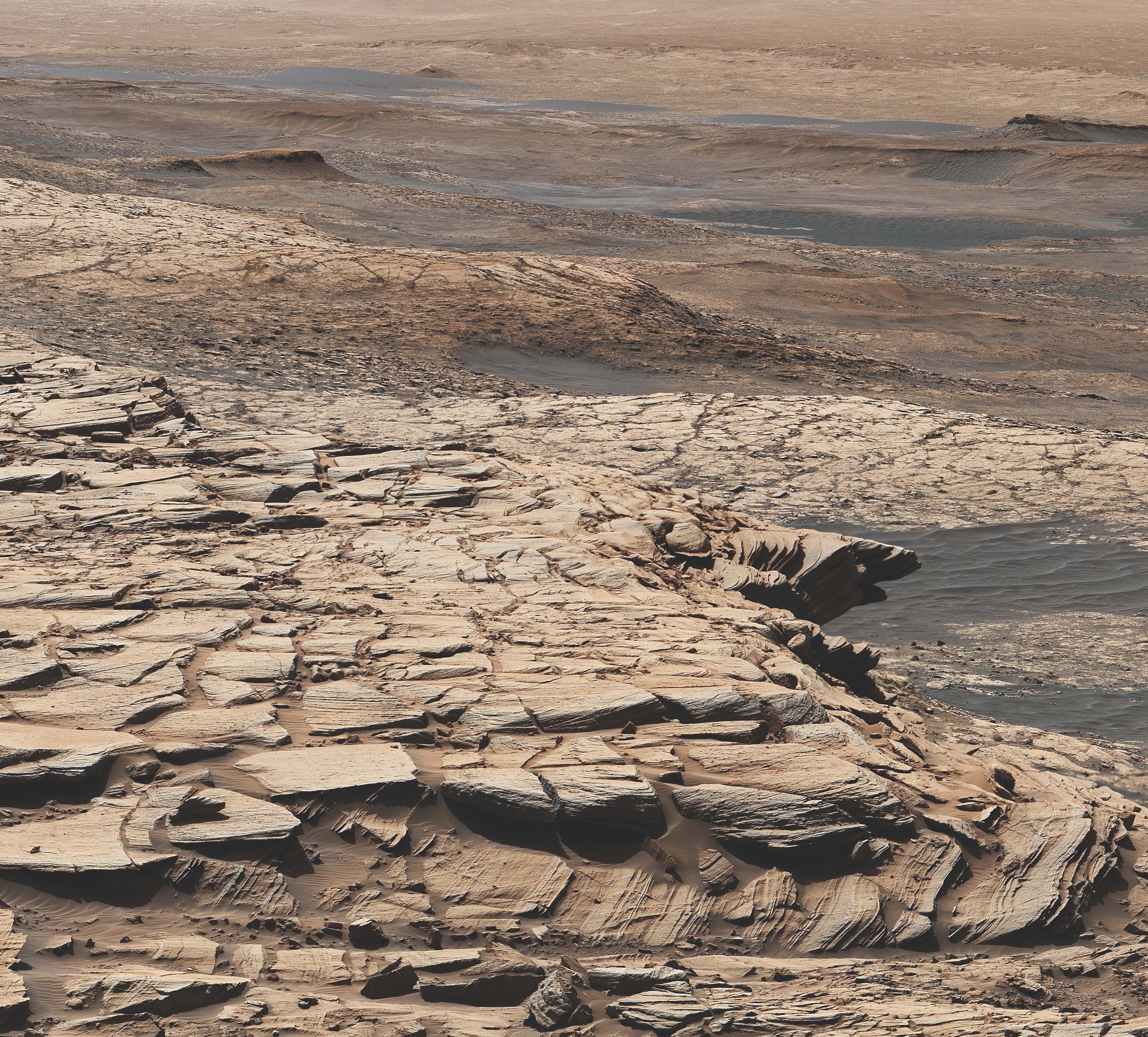 Dieses Mosaik wurde aus Bildern erstellt, die von der MAST-Kamera an Bord der NASA-Raumsonde Curiosity am Mars-Tag 2729 oder am Sol-Tag der Mission aufgenommen wurden.  Zeigt die Landschaft der Stimson-Sandsteinformationen im Gale-Krater.  An diesem allgemeinen Standort hat Curiosity das Edinburgh-Bohrloch gebohrt, von dem eine Probe mit Kohlenstoff 12 angereichert war.