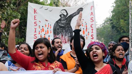 Im heutigen Indien weist die Wahl der Kleidung auf eine Vertiefung der religiösen Kluft hin