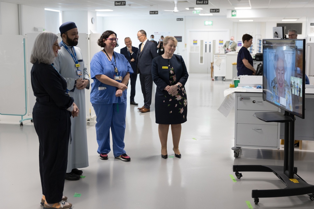 NHS-Mitarbeiter hören Queen Elizabeth während des Videoanrufs zu, um an die Eröffnung der Queen Elizabeth-Einheit im Krankenhaus zu erinnern.