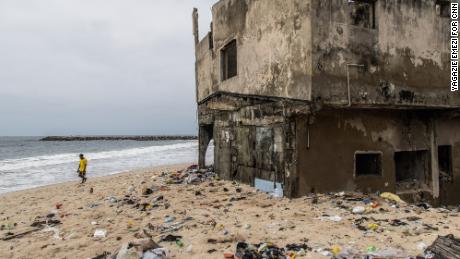 Während Länder darüber streiten, wer für die Klimakrise bezahlen soll, wird eine Gemeinde auf der Insel Lagos vom Meer verschluckt 