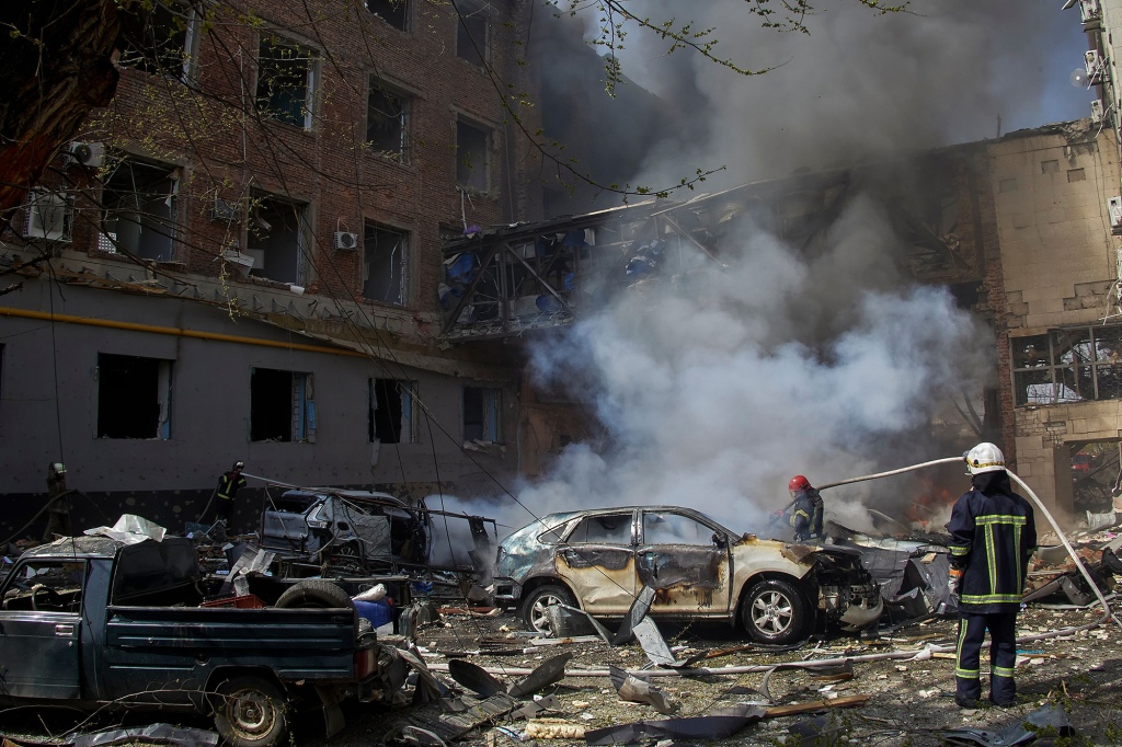Ukrainische Feuerwehrleute arbeiten in einem durch russische Bombenangriffe zerstörten Wohngebiet.
