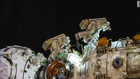 Russische Astronauten sollen den neuen Roboterarm der Raumstation aktivieren