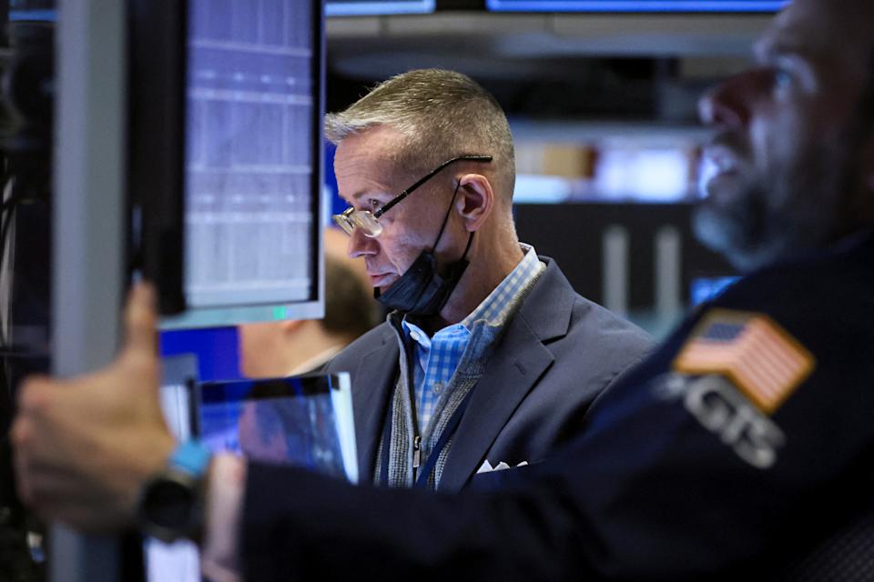 Händler arbeiten auf dem Parkett der New York Stock Exchange (NYSE) in New York City, USA, 14. April 2022. REUTERS/Brendan McDermid