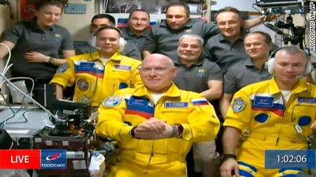 Russische Kosmonauten  überwältigt & # 39 ;  Ein NASA-Astronaut spricht über die Kontroverse um die Ankunft in gelben Raumanzügen auf der Internationalen Raumstation