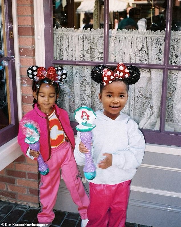 FAKE: Khloe Kardashian musste zugeben, dass True auf einem Disneyland-Foto von 2021 mit ihrer Cousine Chicago fotografiert wurde