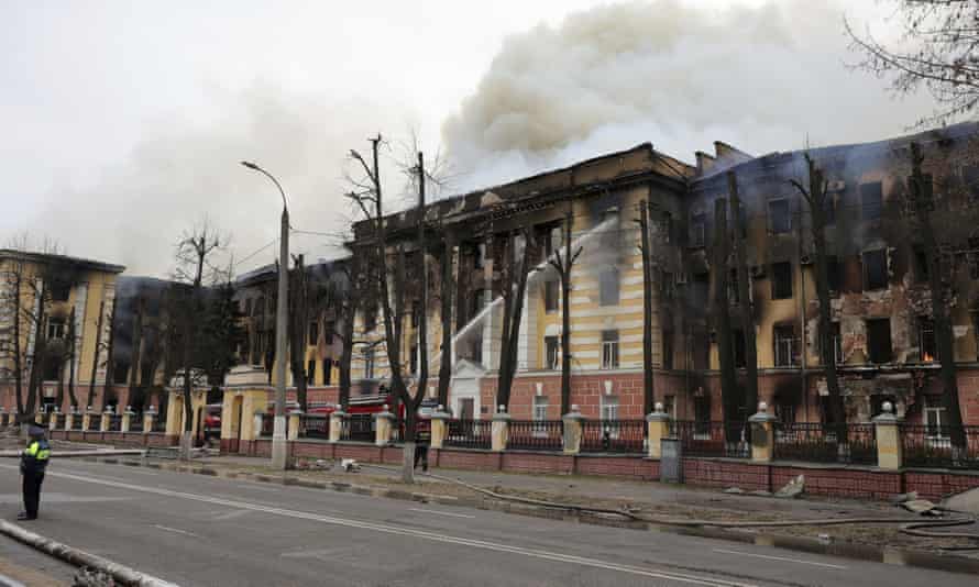 Feuerwehrleute senken den Schlauch im brennenden Gebäude des Zentralen Forschungsinstituts der Luftverteidigungskräfte in der russischen Stadt Twer.