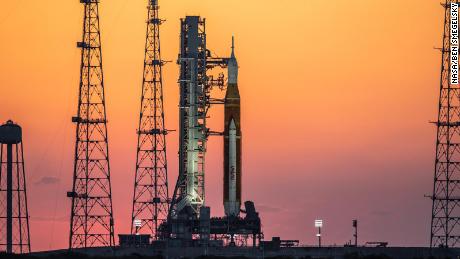 Der Stapel der Artemis-I-Raketen ist am 21. März bei Sonnenaufgang im Kennedy Space Center in Florida zu sehen. 