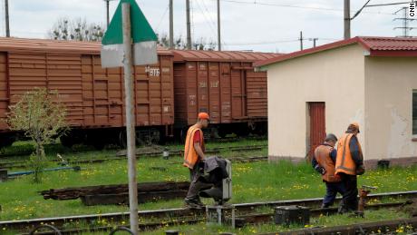 Eisenbahner reparieren einen Teil der Eisenbahn, die Lemberg mit Polen verbindet.