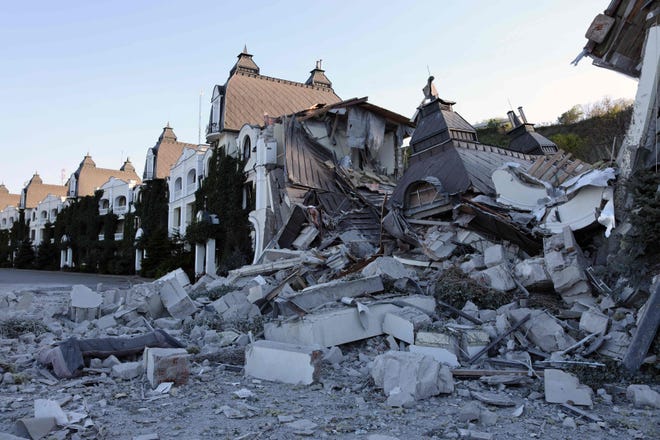Russische Bomben zerstörten dieses Strandhotel in der ukrainischen Stadt Odessa.  (Foto von Oleksandr GIMANOV / AFP) (Foto von OLEKSANDR GIMANOV / AFP über Getty Images) ORG XMIT: 0 ORIG File ID: AFP_329P7YJ.jpg