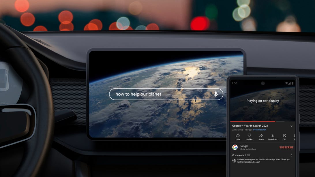 Bildschirm der Auto-Media-Konsole mit Chromecast vom Telefon