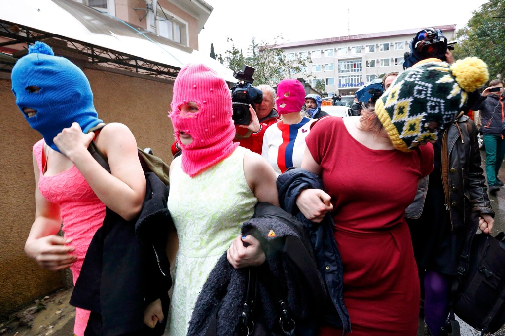 Maskierte Mitglieder der Pussy Riot-Protesttruppe verlassen während der Olympischen Winterspiele 2014 in Sotschi am 18. Februar 2014 eine Polizeistation in Adler.