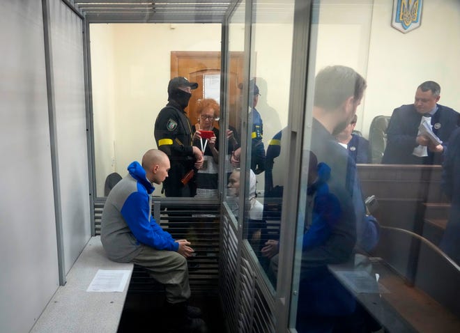 Der russische Armee-Sergeant Vadim Shishmarin, 21, wird während einer Gerichtsverhandlung in Kiew, Ukraine, am Freitag, den 13. Mai 2022, hinter einem Glas gesehen. Der Prozess gegen einen russischen Soldaten, der beschuldigt wird, einen ukrainischen Zivilisten getötet zu haben, begann am Freitag, dem ersten Kriegsverbrecherprozess seitdem Moskaus Invasion seines Nachbarn.