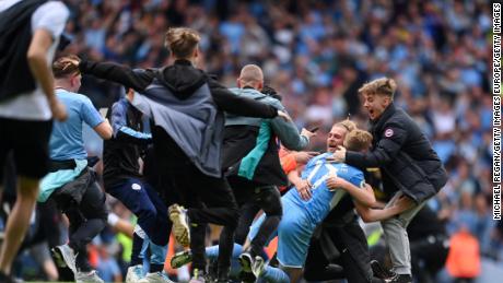 Kevin De Bruyne wird von Fans von Manchester City angegriffen, nachdem der Verein die Premier League gewonnen hat.