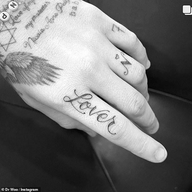 Neue Tattoos: Der Sohn von David und Victoria Beckham bekam im Dezember ein weiteres Tattoo und entschied sich dafür, Tinte auf seinen Zeigefinger zu streichen 