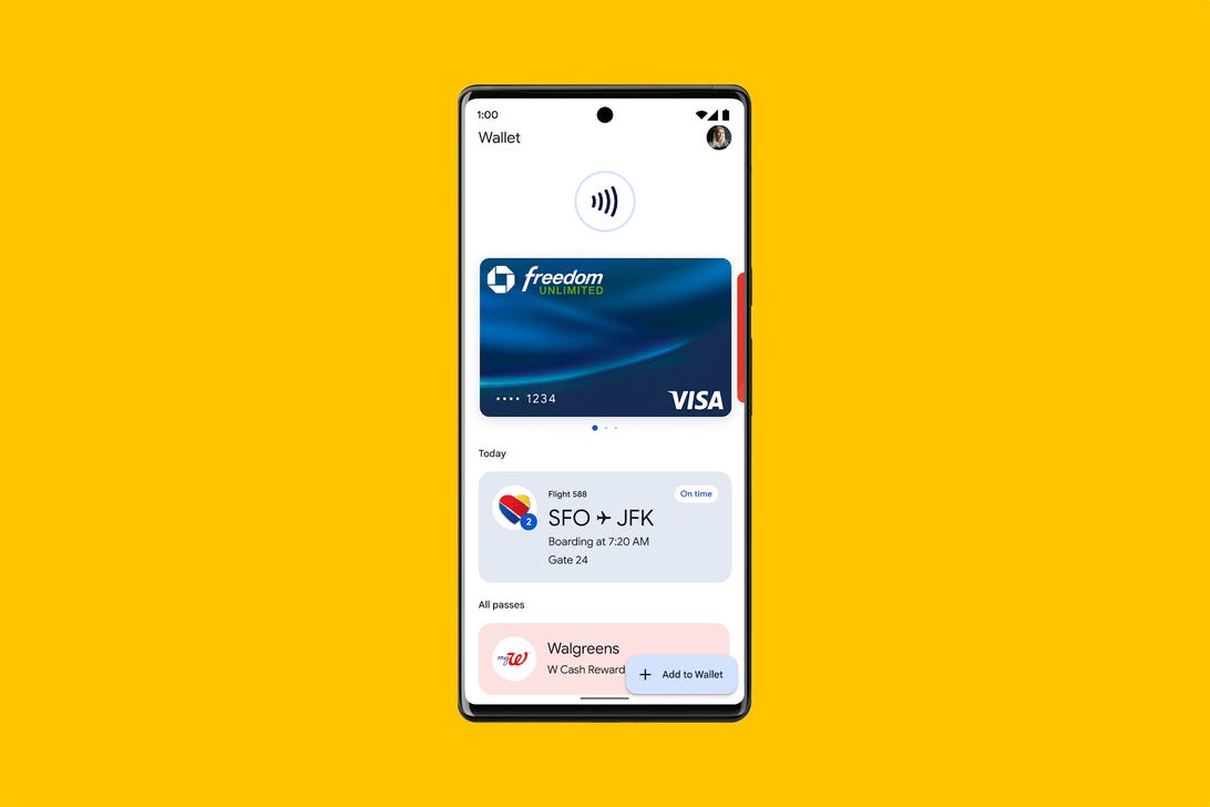 Google Wallet zeigt eine digitale Kreditkarte und eine Bordkarte an