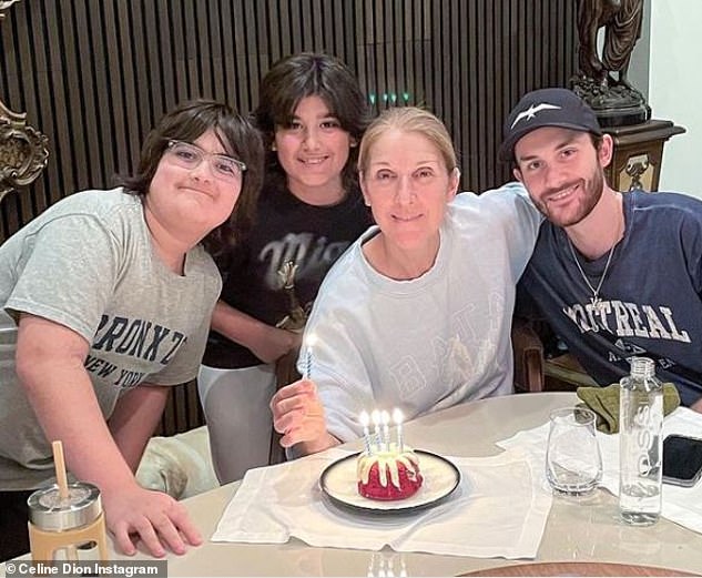 FAMILIE: Celine Dion, 45, gab einen seltenen Einblick in die Zwillinge ihrer Söhne (LR), Eddie, Nelson, 11, und Renee Charles, 21, bei einer Muttertagsfeier am Sonntag, als sie ihren Kindern in der Ukraine Tribut zollte