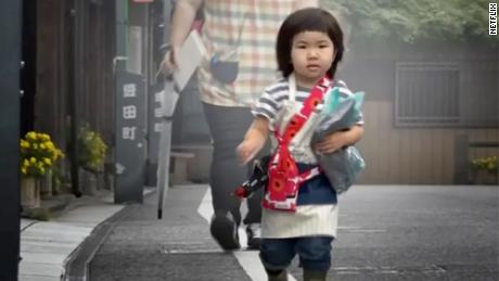 Sind japanische Kleinkinder so unabhängig, wie das alte Netflix sie genug gefilmt hat?