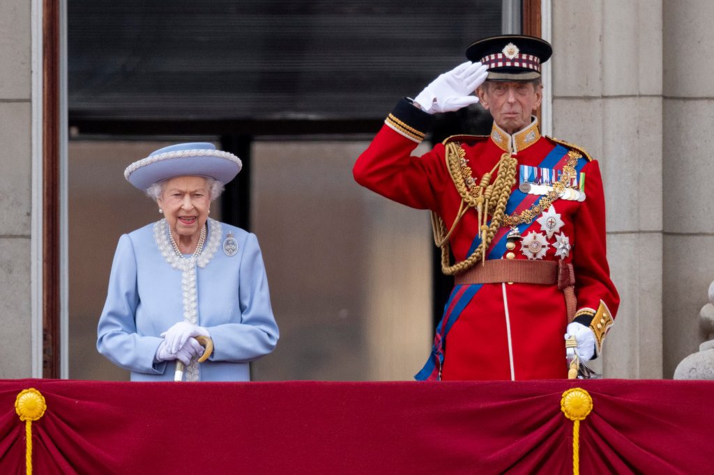 LONDON, ENGLAND - 02. JUNI: Königin Elizabeth II. und Prinz Edward, Herzog von Kent, während Trooping the Colour am 2. Juni 2022 in London, England.  Trooping The Colour, auch bekannt als Geburtstagsparade der Königin, ist eine militärische Feier, die seit Mitte des 17. Jahrhunderts von Regimentern der britischen Armee durchgeführt wird.  Es ist der offizielle Geburtstag des britischen Souveräns.  In diesem Jahr, vom 2. bis 5. Juni 2022, gibt es eine zusätzliche Platin-Jubiläumsfeier von Elizabeth II in Großbritannien und Commonwealth, um den 70. Jahrestag ihrer Thronbesteigung am 6. Februar 1952 zu markieren. (Foto von Mark Cuthbert / Britische Presse über Getty Images)