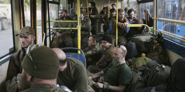 Ukrainische Soldaten sitzen in einem Bus, nachdem sie am Dienstag, den 17. Mai, aus dem belagerten Azovstal-Stahlwerk in Mariupol evakuiert wurden. 