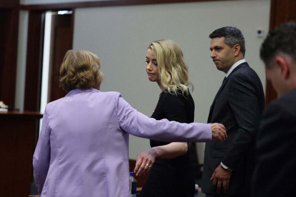 Amber Heard reagiert an der Seite ihrer Anwältin Elaine Bredehoft, nachdem die Jury am 1. Juni getrennte Urteile verkündet hat.