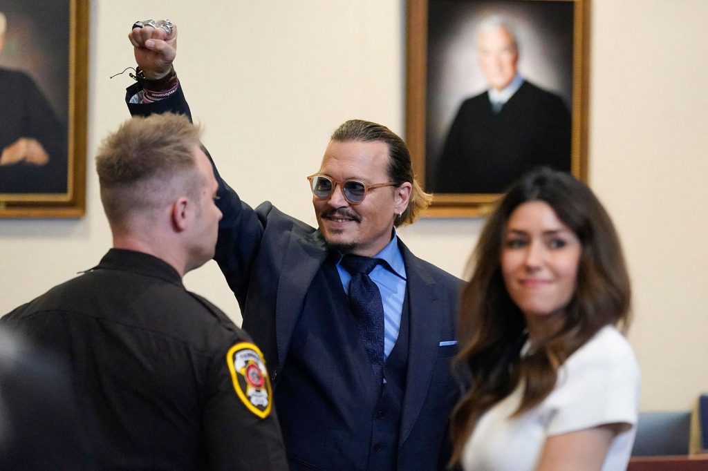 Johnny Depp zeigt den Zuschauern vor Gericht, nachdem er am 27. Mai 2022 im Gerichtsgebäude von Fairfax County in Fairfax, Virginia, seine Argumente beendet hat.