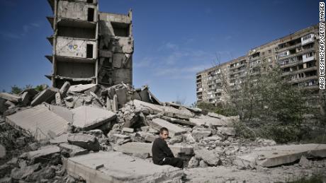 Ein Junge sitzt auf den Trümmern eines Gebäudes, das bei einem Überfall auf Kramatorsk, eine Stadt in der Region Donezk, verletzt wurde.