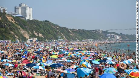 Ein überfüllter Strand in Bournemouth am 17. Juni, während Großbritannien glühenden Temperaturen ausgesetzt ist. 