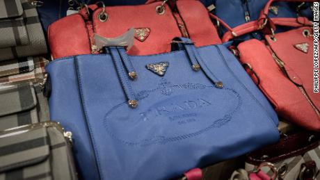 Diese gefälschten Prada-Taschen wurden in Hongkong beschlagnahmt.