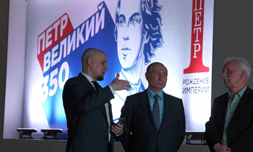 Präsident Wladimir Putin, Mitte, bei einer Ausstellung zum Gedenken an den 350. Jahrestag der Geburt von Russlands erstem Kaiser Peter dem Großen in Moskau